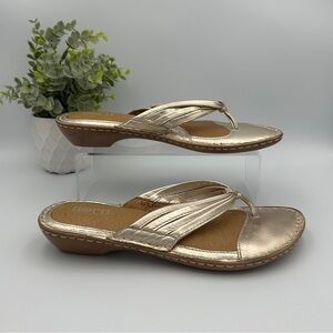 Born Women’s Metallic Gold Leather Flip Flops Sandals Size 8